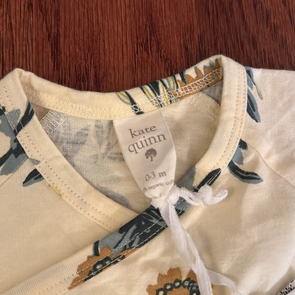 ✨ KATE QUINN Floral Wrap Onesie 0–3M NWT – Organic Cotton Bodysuit ✨ - Picture 2 of 3